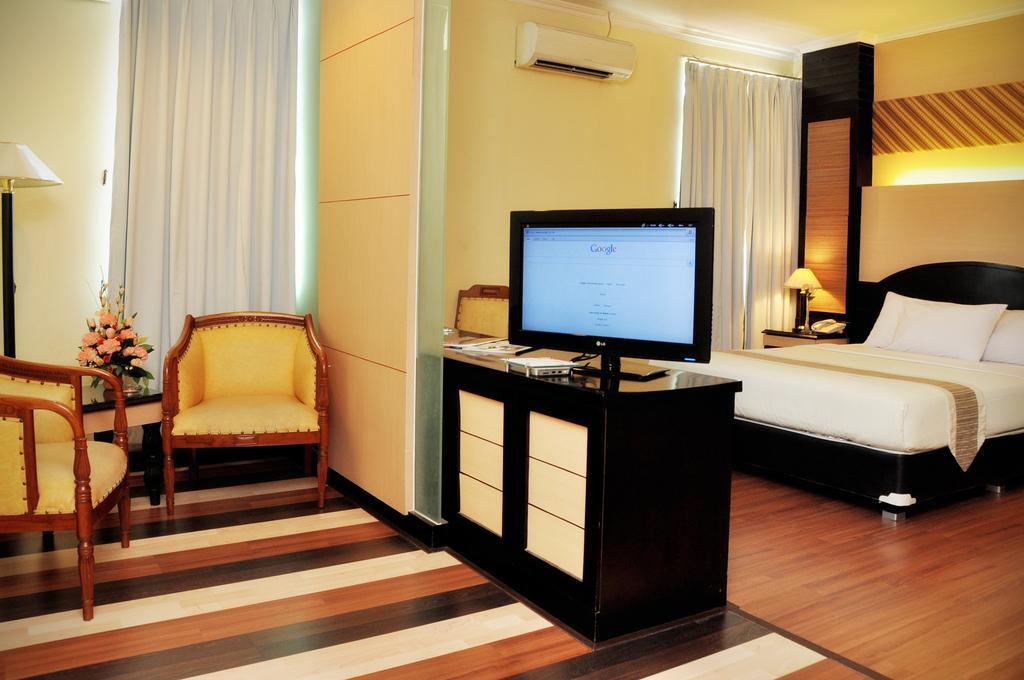 Pandanaran Hotel Semarang Exterior photo