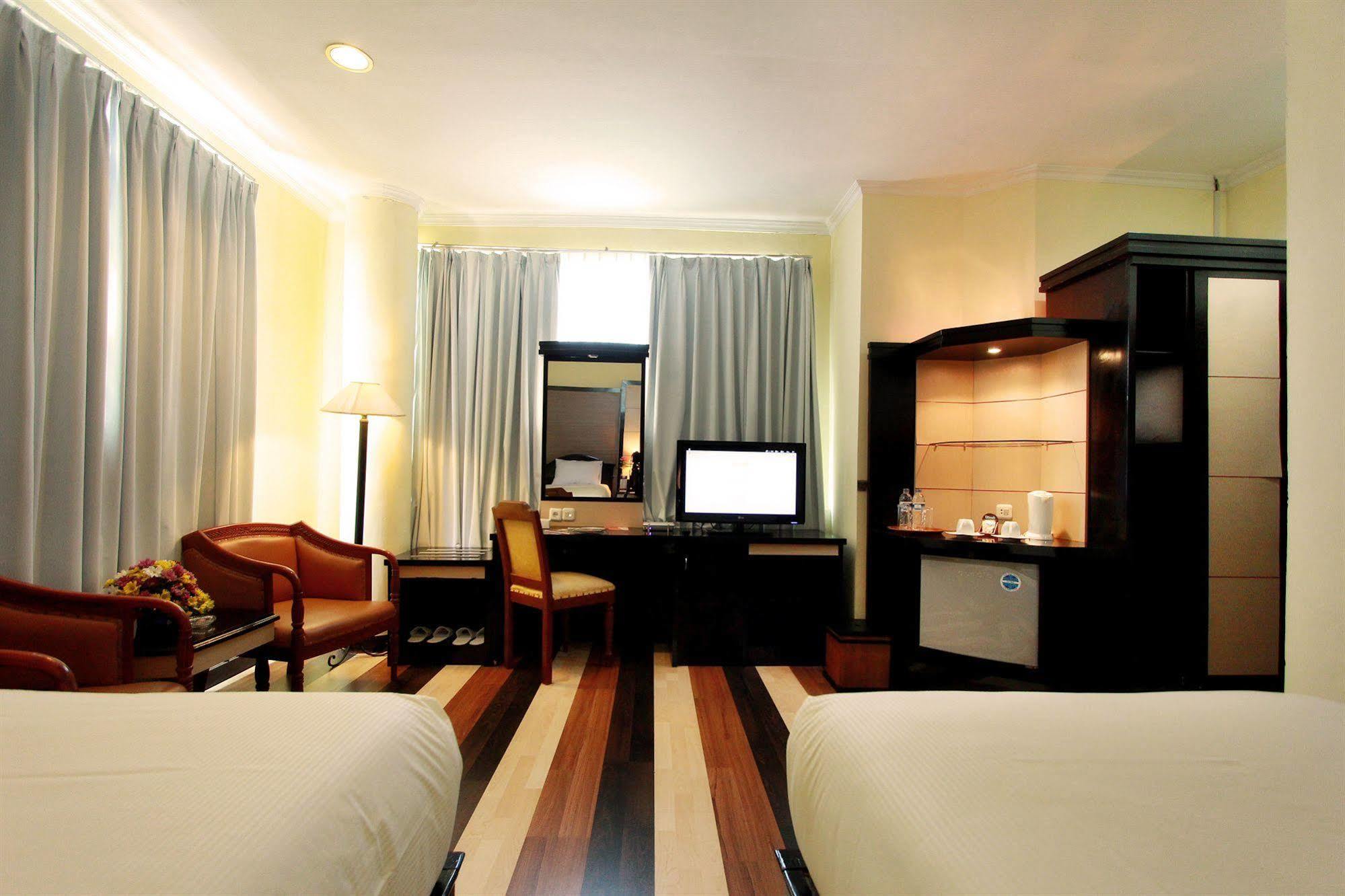 Pandanaran Hotel Semarang Exterior photo