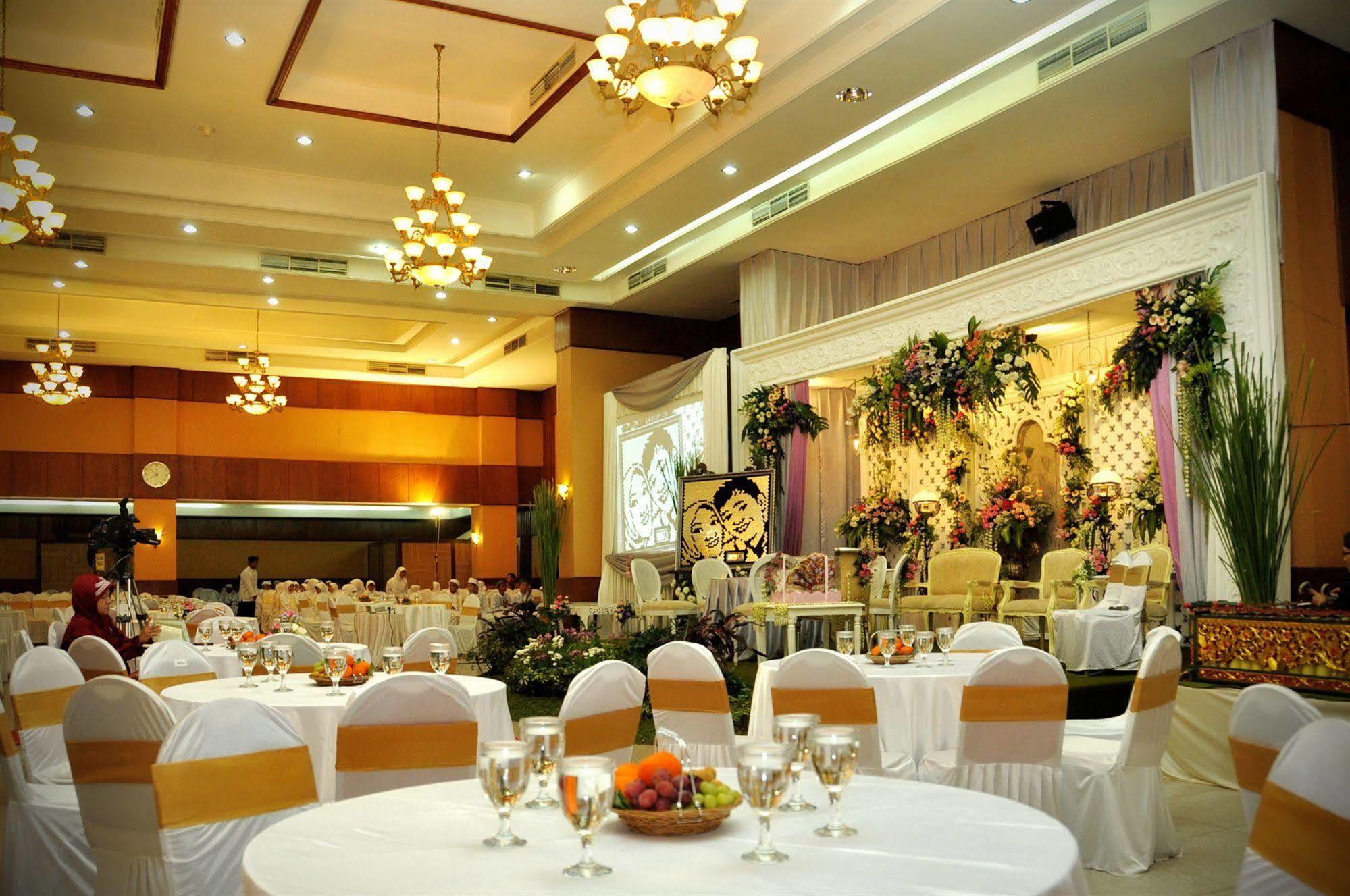 Pandanaran Hotel Semarang Exterior photo